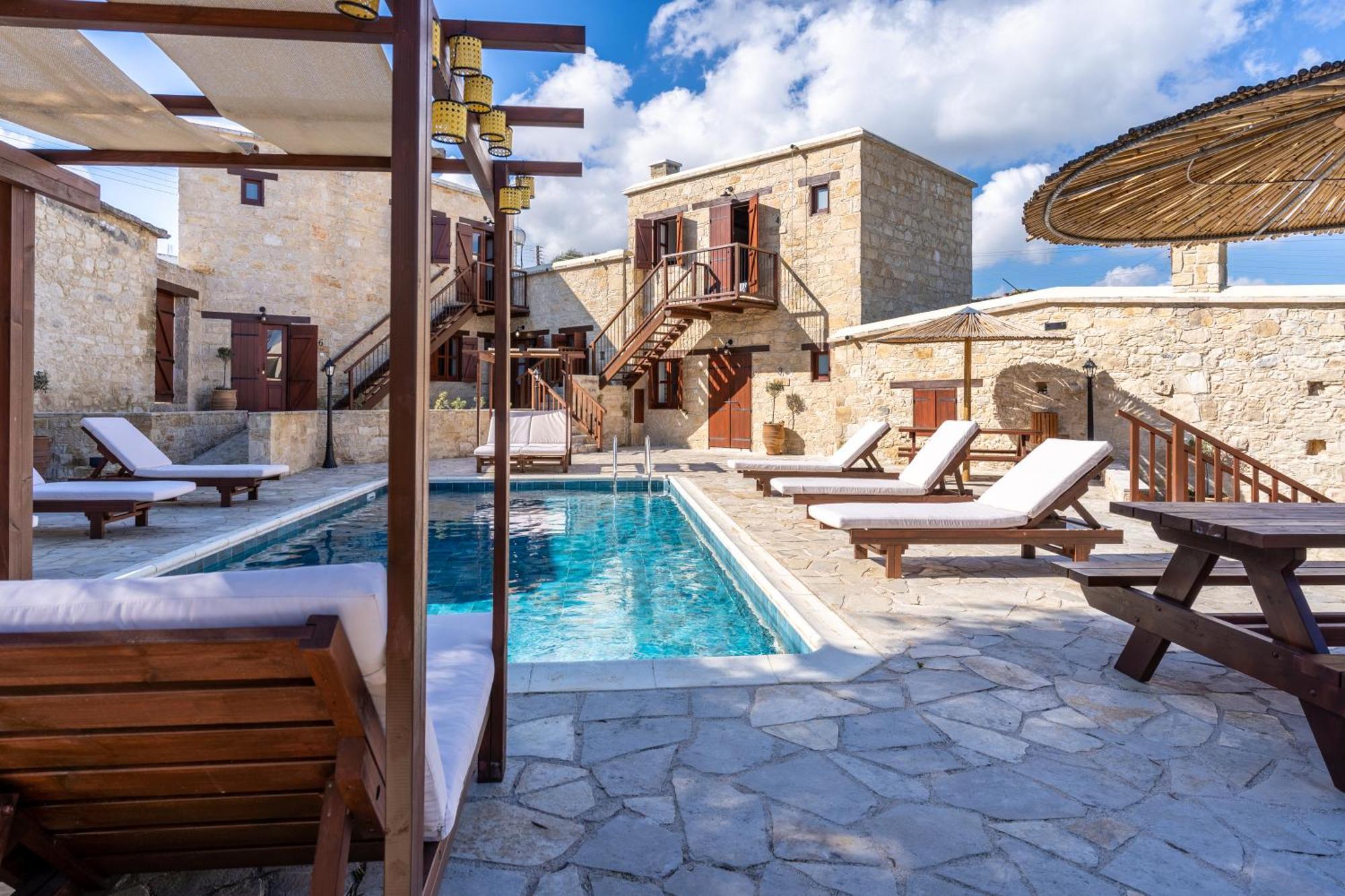 Stone Court Boutique Studios Miliou Exterior foto