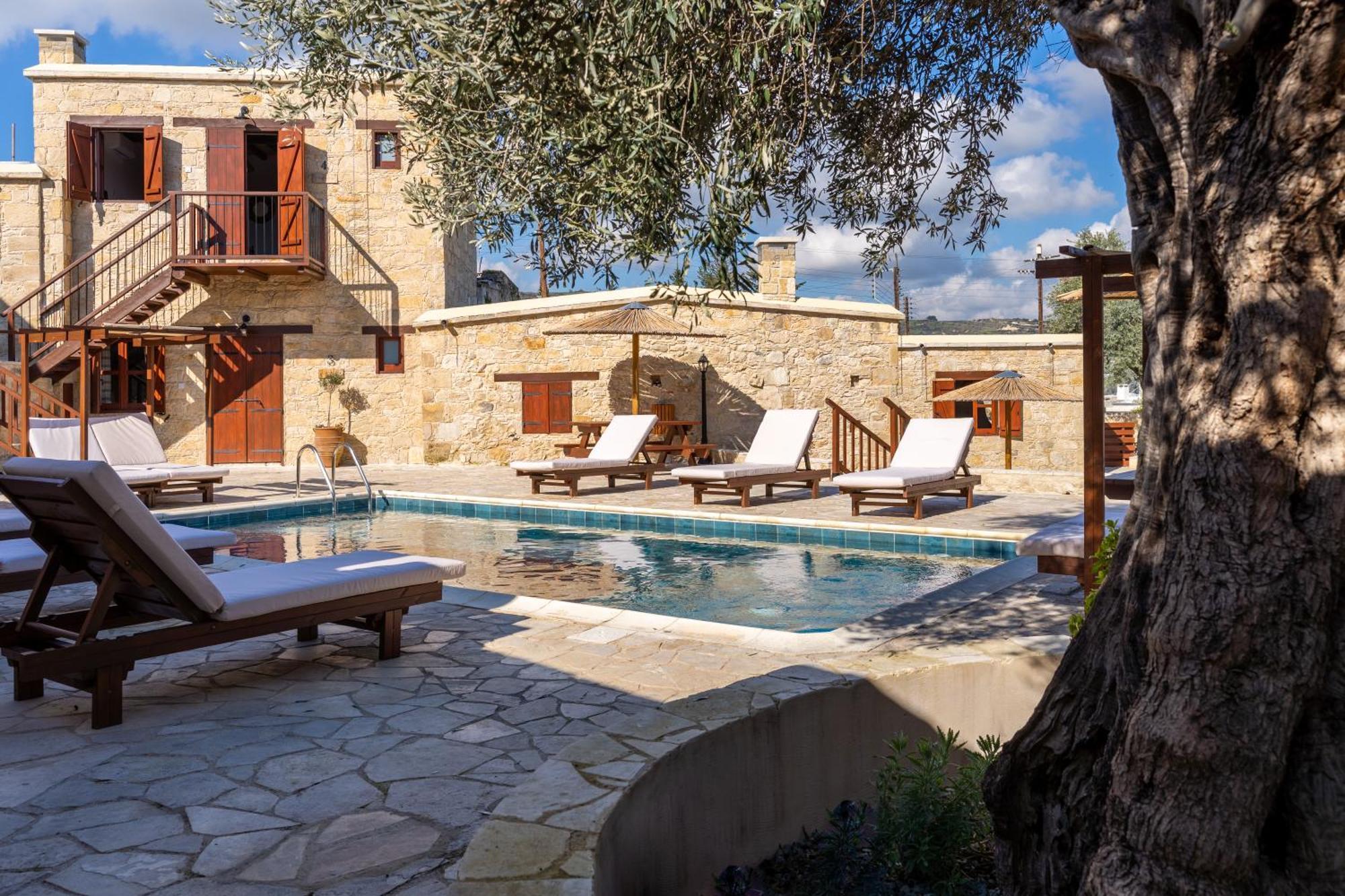 Stone Court Boutique Studios Miliou Exterior foto