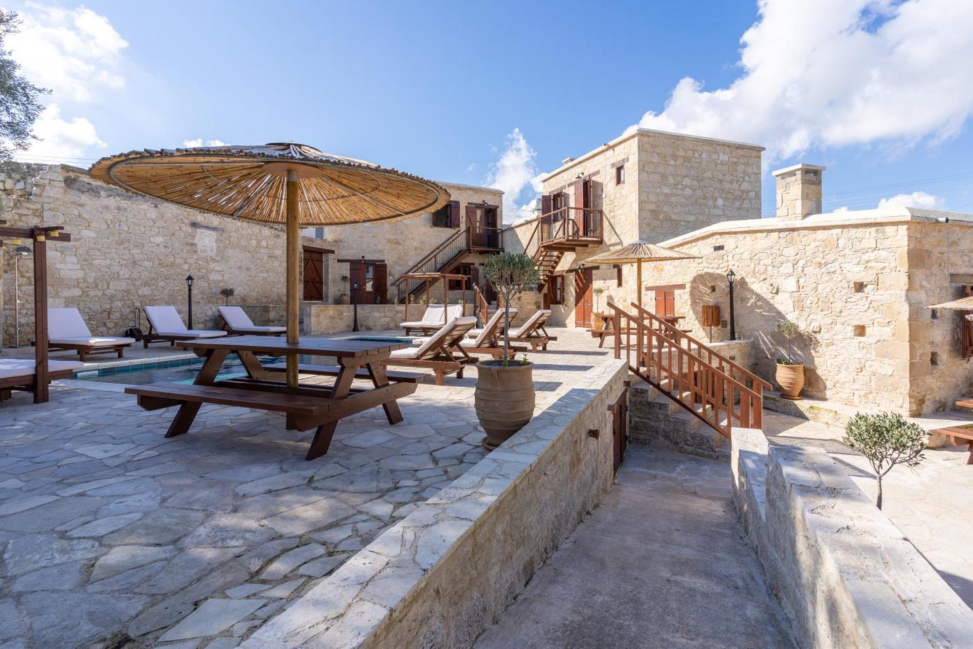 Stone Court Boutique Studios Miliou Exterior foto