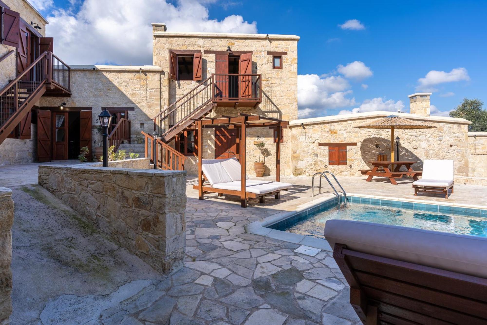 Stone Court Boutique Studios Miliou Exterior foto