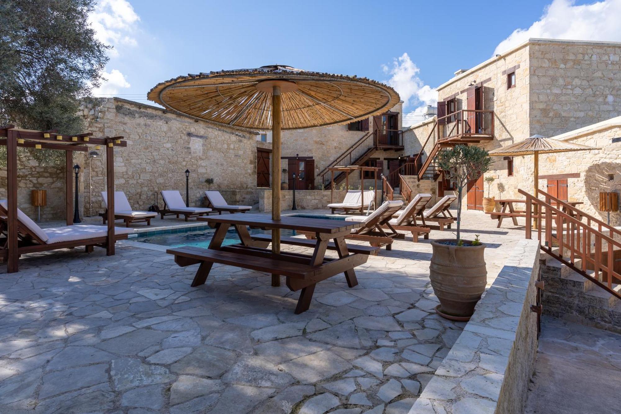 Stone Court Boutique Studios Miliou Exterior foto